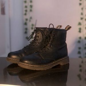 - DOC MARTENS WMNS SIZE 5.5 MENS SIZE 4